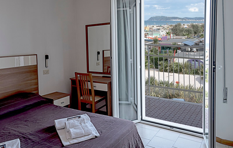 hotel riccione 2 stelle con vista mare