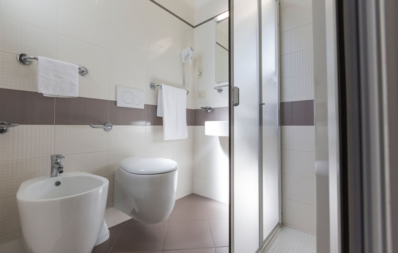 hotel riccione 2 stelle con servizi privati 