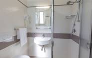 hotel riccione 2 stelle con box doccia