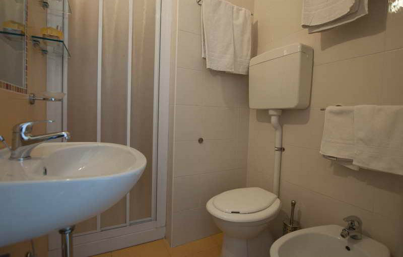 hotel riccione bagno in camera