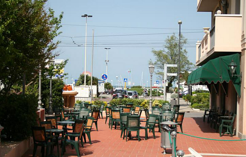 hotel riccione con cortile