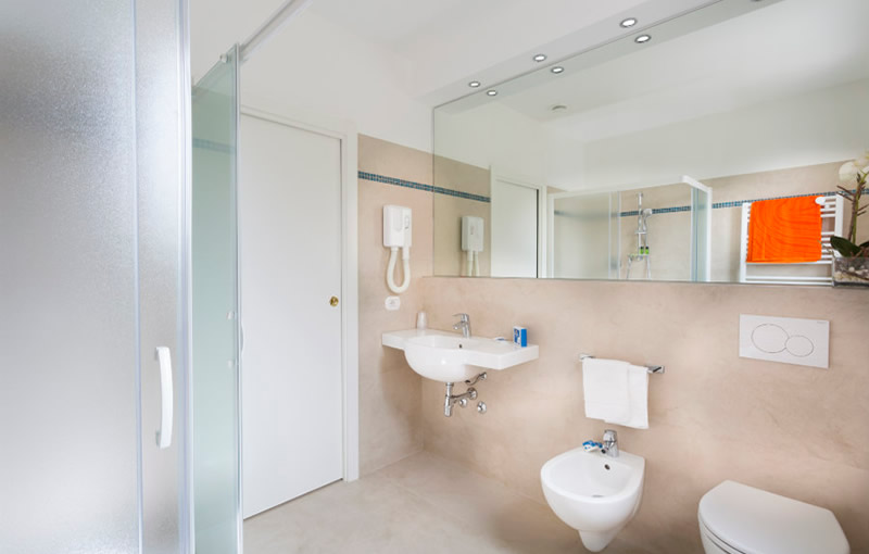 hotel riccione bagno con box doccia