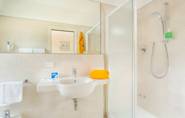 hotel riccione camera bagno con box doccia