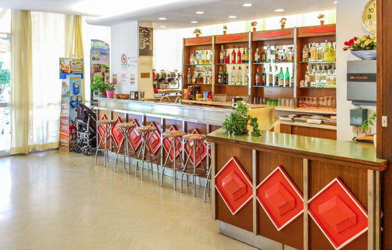 hotel riccione 2 stelle con bar