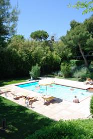 Piscina con sdraio e ombrelloni