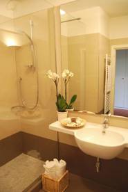 Bagni con ampi box doccia